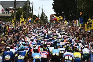 El Mundial de Mundiales se disputó en tierra sagrada, Flandes, allí donde nación el GOAT de la bicicleta, Eddy Merckx. Con carreteras llenas de gente y un ambientazo tremendo en casi cada curva, Bélgica no pudo con la presión y acabó con guerra civil en el equipo entre Van Aert y Evenepoel a la vez que Alaphilippe conquistaba su segundo arcoíris consecutivo.