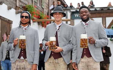Michael Olise con Alphonso Davies y Jamal Musiala durante la fiesta del Oktoberfest celebrada en Múnich.