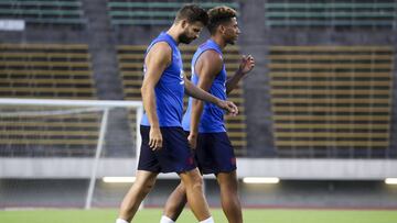 Gerard Piqu&eacute;, junto a Todibo.