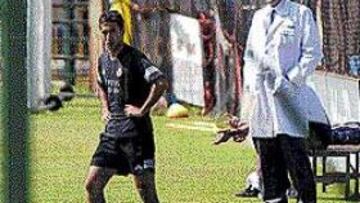 <b>RAÚL DEBE ESPERAR</B>. El doctor Del Corral supervisó ayer los ejercicios de Raúl, que no fue convocado al no estar completamente restablecido. La enfermería del club está llena de estrellas.