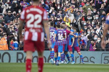 Los jugadores del Barcelona celebran el 1-1 de Jordi Alba. 