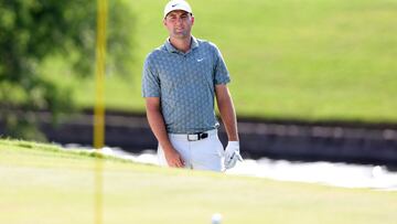 El golfista estadounidense Scottie Scheffler observa la bola durante la &uacute;ltima jornada del Charles Schwab Challenge en el Colonial Country Club de Fort Worth, Texas.