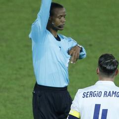 Janny Sikazwe explica por qué no expulsó a Ramos en la final