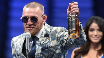 Imagen de Conor McGregor y su botella de whisky.