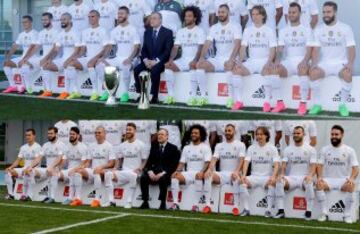 El marketing cuenta: los futbolistas de la primera fila posan con botas de fútbol diferentes.