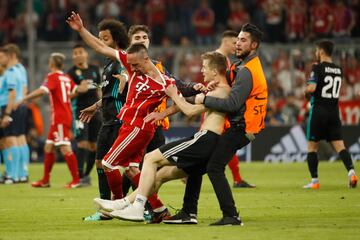 Espontáneo agarrando a Ribery.