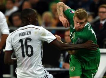 Anthonio Ruediger y James McClean durante el partido clasificatorio para la Eurocopa 2016 entre Alemania e Irlanda