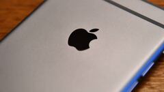 LONDON, ENGLAND - AUGUST 03: The Apple logo is displayed on the back of an iPhone on August 3, 2016 in London, England. (Photo by Carl Court/Getty Images)