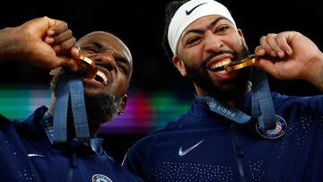 Paris (France), 10/08/2024.- LeBron James and Anthony Davis of the US pose with their medals following the Men's medal ceremony of the Basketball competitions in the Paris 2024 Olympic Games, at the South Paris Arena in Paris, France, 10 August 2024. (Baloncesto, Francia) EFE/EPA/CAROLINE BREHMAN