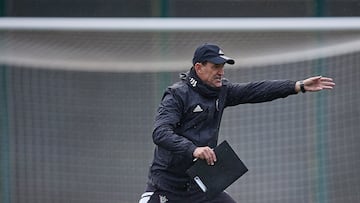 Etxeberria durante un entrenamiento del Mirandés.