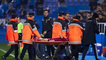 Sergio Bermejo es retirado en camilla.