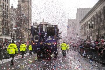 Alegría desbordada en las calles de Boston durante el desfile de la victoria de los Patriots.