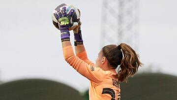 Gemma Font detiene un centro lateral del Betis.