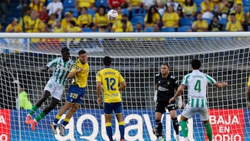 Juanma Herzog despeja un balón en el partido entre Las Palmas y Betis.
