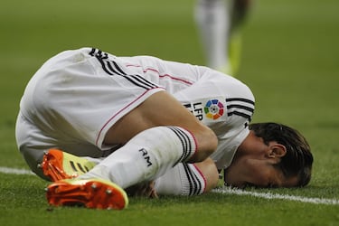 Tras una primera temporada resuelta con dos la conquista de dos títulos (Copa y Champions), Bale empieza a padecer lesiones musculares que le impiden brillar como en su primera campaña de blanco. Aún así, logra marcar 15 goles…