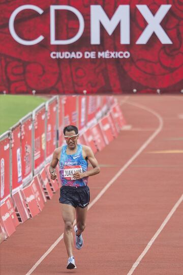 La gran carrera de la Ciudad de México comenzó a celebrarse dos años antes del terremoto de 1985 y hoy es catalogada como una de las 10 mejores del mundo. Hace poco menos de un mes, se llevó a cabo la edición 35, que fue conquistada por el keniata Fikadu Kebede y la peruana Gladis Tejeda. Por cierto, desde 2010 que la ganó Karina Pérez, no la obtiene un compatriota.