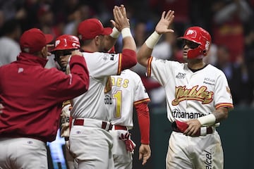 Los Diablos Rojos derrotaron 13-11 a los Tigres de Quinta Roo para clasificar a la final de la Zona Sur en la LMB. La afición vibró con la victoria de los locales.