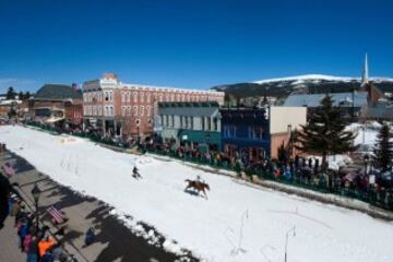 Este fin de semana se ha desarrollado en la calles de Leadville, Colorado; la 68 edición de la carrera anual de Skijoring 