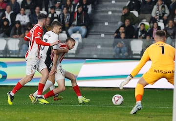 El pingüino congeló a El Plantío con un gol de bandera y provocando el penalti del otro. Atraviesa un momento ideal de forma y lidera el asalto a la zona de ascenso directo.