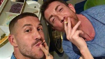 Sergio Ramos y Pablo Motos "fumando" un dulce.