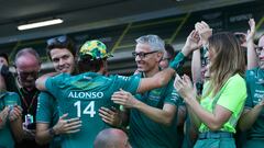 Alonso celebra su podio con Felipe Drugovich y Mike Krack, reserva y jefe de Aston Martin, en el GP de Brasil 2023.