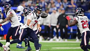 Jan 6, 2024; Indianapolis, Indiana, USA; Houston Texans quarterback C.J. Stroud (7) tosses the ball to running back Devin Singletary (26) against the Indianapolis Colts during the second half at Lucas Oil Stadium. Mandatory Credit: Marc Lebryk-USA TODAY Sports