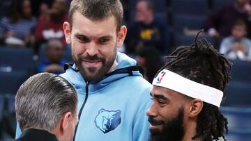 AME2079. MEMPHIS (ESTADOS UNIDOS), 23/01/2019.- Marc Gasol (izq) y Mike Conley (dcha) de los Memphis Grizzlies son vistos antes de un partido de baloncesto de la NBA entre Charlotte Hornets y Memphis Grizzlies disputado este miércoles en el FedEx Forum de Memphis, Tennessee (EE.UU.). EFE/Karen Pulfer Focht