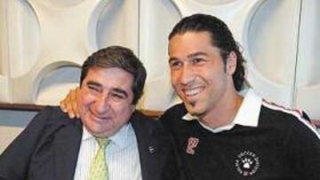 <b>ACUERDO. </b>Juanma y Lendoiro rubricaron el contrato que ligará al central con el Deportivo durante dos temporadas, con opción a una más.