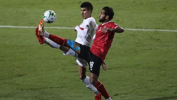 27 November 2020, Egypt, Cairo: Al Ahly&#039;s Marwan Mohsen (R)&nbsp;and Zamalek&#039;s Mohamed Abdel Ghani in action during the African Champions League Final soccer match between Zamalek and Al Ahly at Cairo International Stadium. Photo: Omar Zoheiry/d