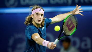 Stefanos Tsitsipas devuelve una bola ante Roger Federer en la final del Dubai Duty Free Tennis ATP Championships.