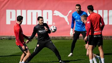 GRAFCAT1325. GIRONA, 14/03/2024.- El entrenador del Griona FC, Míchel Sánchez (2i), junto a varios de sus jugadores durante el entrenamiento que el equipo gironí ha realizado este jueves en el centro de entrenamiento de La Vinya para preparar el partido de LaLiga que el sábado disputarán ante el Getafe CF. EFE/David Borrat