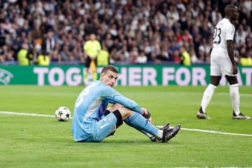 1-3. Andriy Lunin se lamenta tras recibir el tercer tanto que anota Tijjani Reijnders.