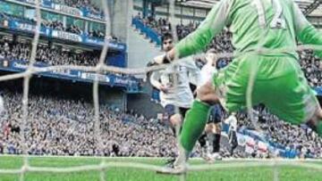 <b>LLENO. </b>Stamford Bridge se llenó y sufrió con su equipo. En la foto Lampard (en el suelo, a la derecha) marca su primer gol, el del 1-1.
