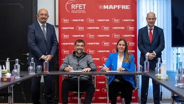 Los capitanes de los equipos de Espa&ntilde;a de Copa Davis y Billie Jean King Cup, Sergi Bruguera y Anabel Medina, posan junto al presidente de la RFET Miguel D&iacute;az durante el acto de renovaci&oacute;n de sus contratos.