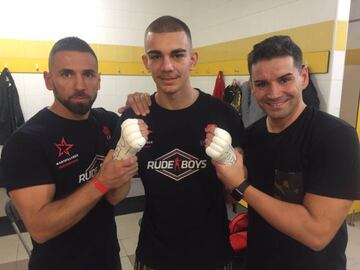 Igor Cabezas (antiguo entrenador), Jon Fernández y Tinín Rodríguez (nuevo entrenador) posan antes de un combate del vasco.