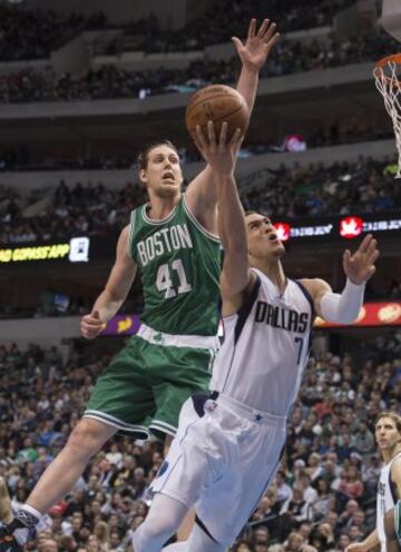 Kelly Olynyk y Dwight Powell.