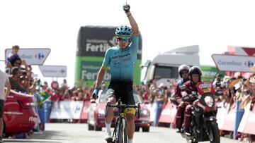 Miguel Ángel 'Superman' López celebra su victoria en Sierra Nevada en la Vuelta a España 2017.