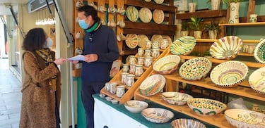 La Feria de Artesanía Creativa, del 5 de diciembre al 5 de enero, volverá a instalarse en los Jardines del Cristina, reuniendo a decenas de artesanos con piezas únicas. Estará integrada por 52 expositores, 50 de los cuales estarán ocupados por talleres artesanos de Sevilla capital y la provincia, nacionales e internacionales.