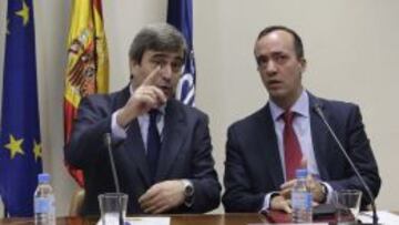 El presidente del Consejo Superior de Deportes (CSD), Miguel Cardenal (i) y el secretario de Estado de Seguridad, Francisco Martínez, esta mañana durante la reunión con carácter de urgencia de la Comisión Antiviolencia.