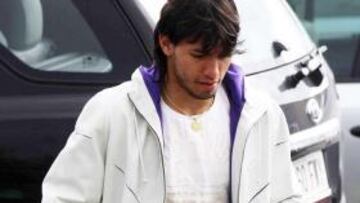 <b>DOLIDO. </b>Agüero abandonaba ayer con muletas la ciudad deportiva rojiblanca.