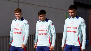 LAS ROZAS (MADRID), 02/09/2025.- Los jugadores de la selección masculina de fútbol Fermín (izda), Pedri (c), y Ferrán Torres, durante el entrenamiento del equipo este martes en Las Rozas (Madrid). EFE/Ángel Martínez/RFEF CRÉDITO OBLIGATORIO? SOLO USO PERMITIDO PARA ILUSTRAR LA NOTICIA QUE APARECE EN EL PIE DE FOTO? SÓLO USO EDITORIAL