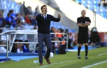 El entrenador del Getafe, Cosmin Contra, da instruccion es sus jugadores durante el partido de la trigésima quinta jornada de liga de Primera División que el Getafe y el Málaga disputan esta tarde en el estadio Alfonso Pérez.