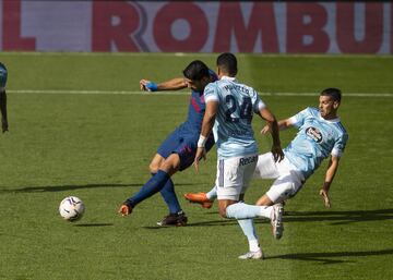 Celta de Vigo 0-1 Atl¨¦tico de Madrid | Gran jugada del conjunto rojiblanco en la que Manu recibe el bal¨®n dentro del ¨¢rea, pone este atr¨¢s y Su¨¢rez completamente solo bate a placer al portero.