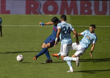 Celta de Vigo 0-1 Atlético de Madrid | Gran jugada del conjunto rojiblanco en la que Manu recibe el balón dentro del área, pone este atrás y Suárez completamente solo bate a placer al portero.