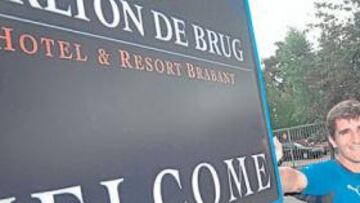 <b>OPTIMISTA. </b>El delantero vallisoletano posa ante el cartel del hotel de concentración y vela armas para el partido de hoy.