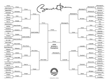 Obama vuelve a 'suplantar' a Trump y rellena el bracket