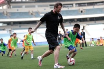 David Beckham en el Nanjing Olympic Sports Center donde los alumnos tuvieron el privilegio de poder enseñarle sus habilidades con el esférico. Aunque el futbolista de 37 años tampoco se quedó atrás y no pudo aguantar la tentación de jugar un rato con ellos.