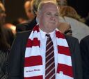 Uli Hoeness llega al Camp Nou tras denunciar a la Fiscalía