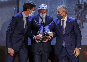 Eusebio Unzué y Pablo Lastras reciben el Premio As del Deporte para el Movistar Team de manos de Alejandro Blanco. 