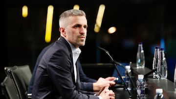 Erik Bretos, director deportivo de la Real Sociedad, hace balance del mercado en Anoeta. /JAVI COLMENERO